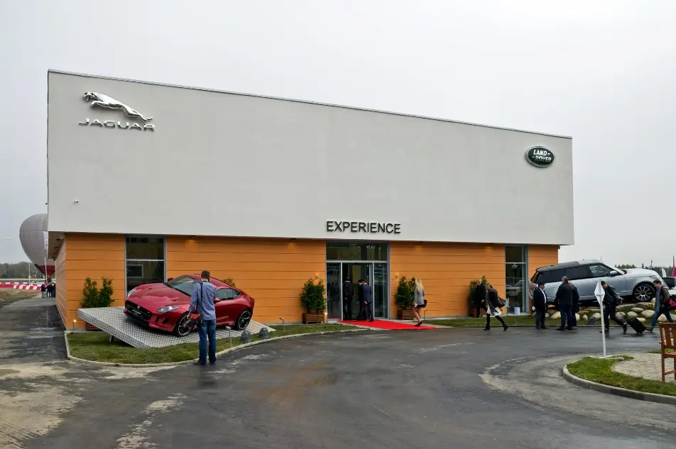 Бренд-центр Jaguar Land Rover - фотография 1